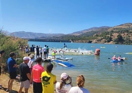 A swimming competition in progress on Béznar reservoir.